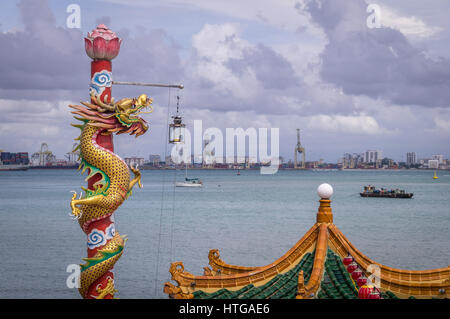 Goldene Drachenstatue Hean Boo Thean Kuanyin chinesisch-buddhistischen Tempel in Penang/Malaysia mit Hafen im Hintergrund Stockfoto