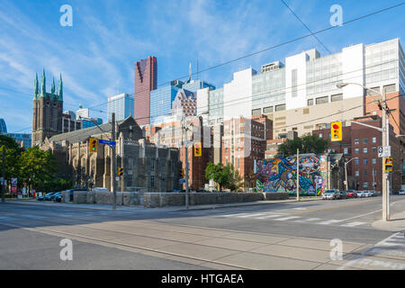 Toronto, Kanada-august 2,2015: Kirche und Wolkenkratzer auf den Straßen von den Vororten von Toronto an einem sonnigen Tag Stockfoto