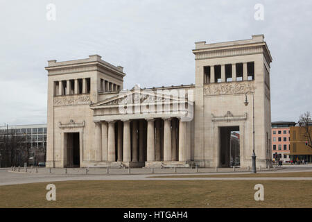 Propyläen, entworfen vom deutschen Architekten Leo von Klenze (1862) in Konigsplatz in München, Bayern, Deutschland. Stockfoto