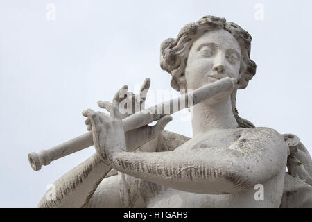 Euterpe spielt Querflöte. Muse der Musik und Lyrik. Rokoko-Statue in der Belvedere-Garten in Wien, Österreich. Stockfoto