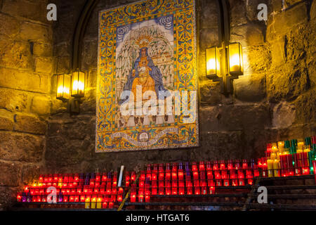 Mosaik der schwarzen Madonna, La Moreneta (schwarze Jungfrau), am Eingang zum Kloster Santa Maria de Montserrat, Montserrat gefliest. Katalonien, Spanien Stockfoto