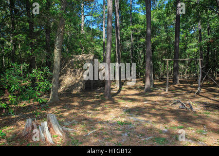 Beispiel für einen primitiven Unterstand als temporäres Gehäuse bis ein dauerhafteres Haus gebaut werden kann, Wormsloe Plantage verwendet. Stockfoto