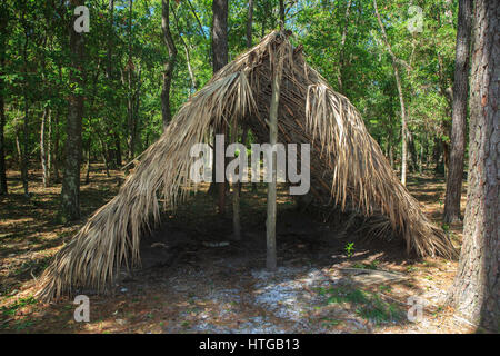 Beispiel für einen primitiven Unterstand als temporäres Gehäuse bis ein dauerhafteres Haus gebaut werden kann, Wormsloe Plantage verwendet. Stockfoto