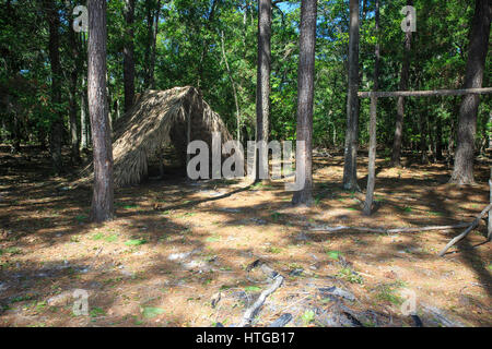 Beispiel für einen primitiven Unterstand als temporäres Gehäuse bis ein dauerhafteres Haus gebaut werden kann, Wormsloe Plantage verwendet. Stockfoto