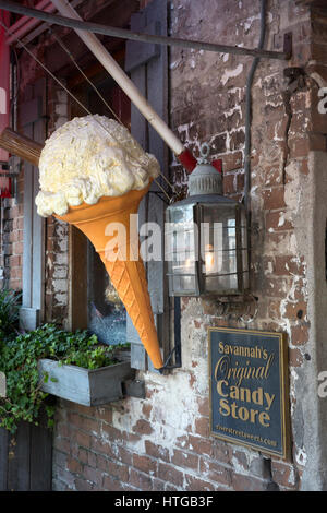 Riesige Eiswaffel Werbung eine Eisdiele, riverfront von Savannah Georgia. Stockfoto