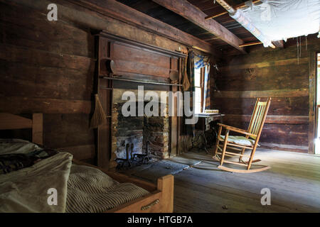 Kabine mit Stühlen vor einem Kamin am Oconaluftee Besucherzentrum und historischen Bauernhof Museum Stockfoto