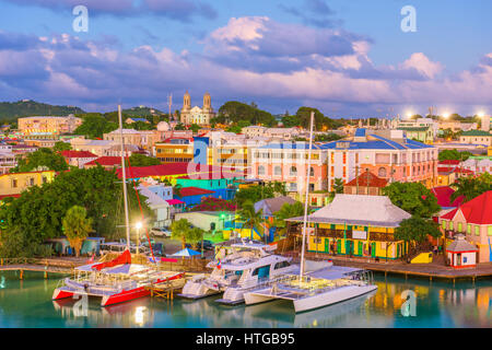 St. John's, Antigua-Port und Skyline in der Dämmerung. Stockfoto