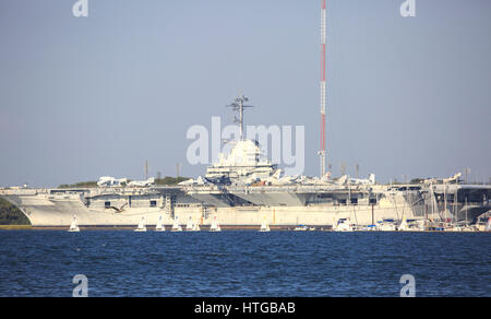 USS YORKTOWN Flugzeugträger auf dem Display an Patriots Point, Mount Pleasant, South Carolina, mit Segelbooten vor vorbei. Stockfoto