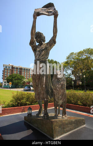 Statue von Florenz Martus, auch bekannt als Waving Girl, in der Innenstadt von Savannah, Georgia. Stockfoto