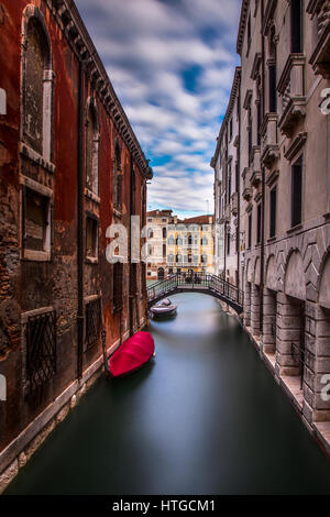 Lange Belichtung eines ruhigen Kanal in Venedig, Italien. Im Hintergrund ist der Canale Grande. Stockfoto