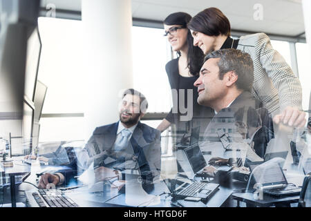 Business-Team arbeitet in der Unternehmenszentrale. Stockfoto