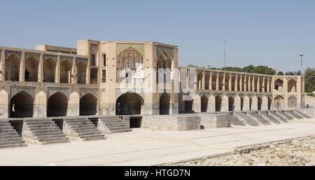 ISFAHAN, IRAN - 11. Oktober 2016: Ausgedörrt Khaju-Brücke Zayandehrud Fluß am 11. Oktober 2016 in Isfahan, Iran Stockfoto