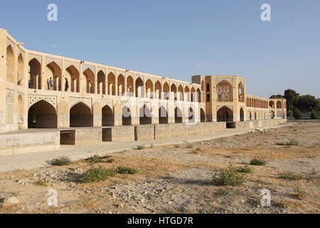 ISFAHAN, IRAN - 12. Oktober 2016: Ausgedörrt Khaju-Brücke Zayandehrud Fluß am 12. Oktober 2016 in Isfahan, Iran Stockfoto