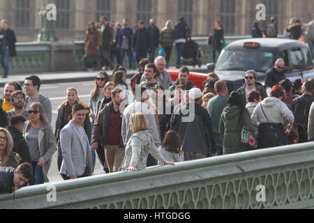 London UK. 11. März 2017. Große Menschenmengen genießen Sie den Sonnenschein und frühlingshaften Temperaturen auf Westminster Bridge Kredit: Amer Ghazzal/Alamy Live-Nachrichten Stockfoto