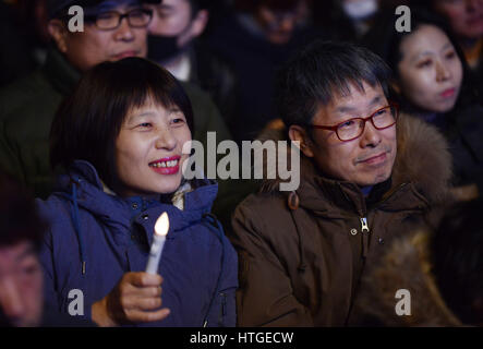 Seoul, Südkorea. 11. März 2017. Demonstranten gegen Südkorea gestürzten Führer Park Geun-Hye besuchen die letzte Candle-Light-Rallye am Gwanghwamun Platz in Seoul, Südkorea, 11. März 2017. Hunderttausende Südkoreaner gingen auf die Straße am Samstagabend für eine letzte, festliches Candle-Light-Rallye, ehemalige President Park Geun-hye Sturz zu feiern. Bildnachweis: Liu Yun/Xinhua/Alamy Live-Nachrichten Stockfoto