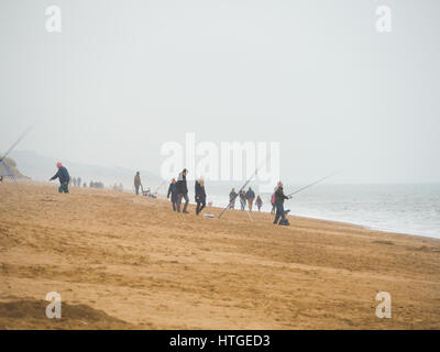 Burton Bradstock, Dorset, UK, Menschen 11. März 2017, genießen Thre Beac an einem dunstigen und nebligen Tag in West Dorset St Burton Bradstock Strand, Dorset, Großbritannien. © Dan Tucker/Alamy Live-Nachrichten Stockfoto