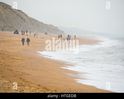 Burton Bradstock, Dorset, UK, 11. März 2017, Menschen am Strand Burton Bradstock Strand spazieren an einem dunstigen und nebligen Tag im West Dorset St Burton Bradstock Strand, Dorset, UK. © Dan Tucker/Alamy Live-Nachrichten Stockfoto