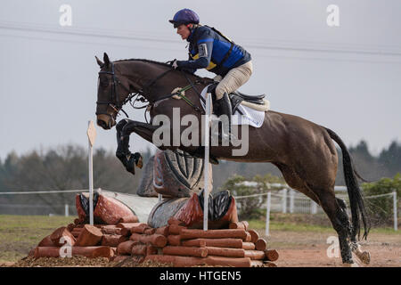 Tweseldown, UK. 11. März 2017. Das Pferd Prüfungen bei Tweseldown.Zara Tindall Reiten Schloss Black II bei Tweseldown Horse Trials Credit: Scott Carruthers/Alamy Live-Nachrichten Stockfoto