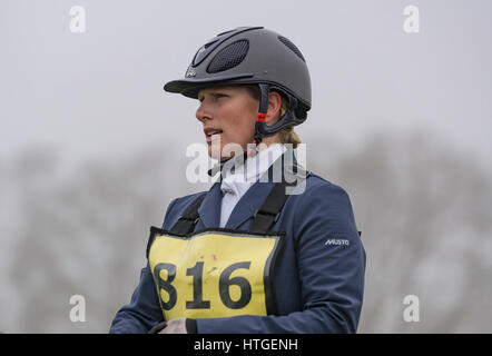 Tweseldown, UK. 11. März 2017. Die Horse Trials bei Tweseldown.Zara Tindall Gladstone bei Tweseldown Pferd Reiten Studien Kredit: Scott Carruthers/Alamy Live-Nachrichten Stockfoto