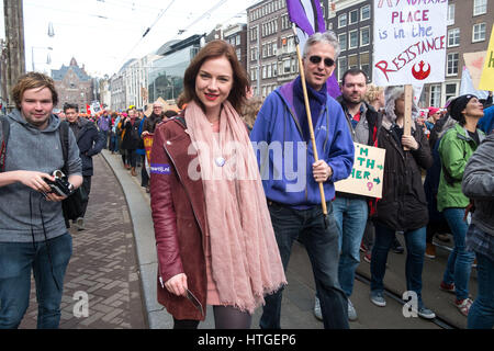 Amsterdam, Hong Kong SAR, China. 11. März 2017. AMSTERDAM, Niederlande - Dezember 11: Eine Gruppe von Frauen Marsch durch die Straßen von Amsterdam nach internationalen Frauen Tag 2017 Amsterdam, The Netherlands am feiern März 11. 2017.The Piratenpartei ANCILLA VAN DE LEEST (L mit Folgen Parteimitglied RICO BROUWER R), der Führer der Partei vor den Wahlen in den Niederlanden am Mittwoch stattfinden gewählt wurde , 15. März 2017, marschiert mit den Frauen. Bildnachweis: Jayne Russell/ZUMA Draht/Alamy Live-Nachrichten Stockfoto