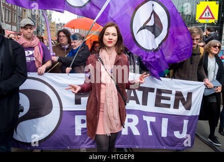 Amsterdam, Hong Kong SAR, China. 11. März 2017. AMSTERDAM, Niederlande - Dezember 11: Eine Gruppe von Frauen marschieren durch die Straßen von Amsterdam nach internationalen Frauen Tag 2017 Amsterdam, The Netherlands feiern am 11. März marschiert 2017.The Piratenpartei Ancilla van de Leest, der Führer der Partei vor den Wahlen in den Niederlanden am Mittwoch, 15. März 2017, statt gewählt wurde mit den Frauen. Bildnachweis: Jayne Russell/ZUMA Draht/Alamy Live-Nachrichten Stockfoto