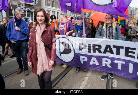 Amsterdam, Hong Kong SAR, China. 11. März 2017. AMSTERDAM, Niederlande - Dezember 11: Eine Gruppe von Frauen marschieren durch die Straßen von Amsterdam nach internationalen Frauen Tag 2017 Amsterdam, The Netherlands feiern am 11. März marschiert 2017.The Piratenpartei Ancilla van de Leest, der Führer der Partei vor den Wahlen in den Niederlanden am Mittwoch, 15. März 2017, statt gewählt wurde mit den Frauen. Bildnachweis: Jayne Russell/ZUMA Draht/Alamy Live-Nachrichten Stockfoto