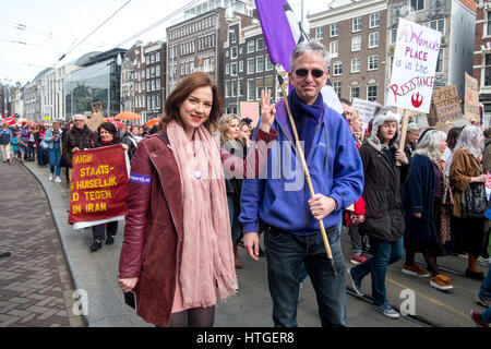 Amsterdam, Hong Kong SAR, China. 11. März 2017. AMSTERDAM, Niederlande - Dezember 11: Eine Gruppe von Frauen Marsch durch die Straßen von Amsterdam nach internationalen Frauen Tag 2017 Amsterdam, The Netherlands am feiern März 11. 2017.The Piratenpartei ANCILLA VAN DE LEEST (L mit Folgen Parteimitglied RICO BROUWER R), der Führer der Partei vor den Wahlen in den Niederlanden am Mittwoch stattfinden gewählt wurde , 15. März 2017, marschiert mit den Frauen. Bildnachweis: Jayne Russell/ZUMA Draht/Alamy Live-Nachrichten Stockfoto