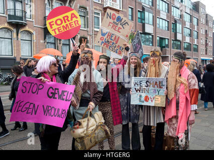Amsterdam, Hong Kong SAR, China. 11. März 2017. AMSTERDAM, Niederlande - Dezember 11: Eine Gruppe von Frauen marschieren durch die Straßen von Amsterdam nach internationalen Frauen Tag 2017 Amsterdam, The Netherlands am 11. März feiern 2017.Participants im März. Bildnachweis: Jayne Russell/ZUMA Draht/Alamy Live-Nachrichten Stockfoto