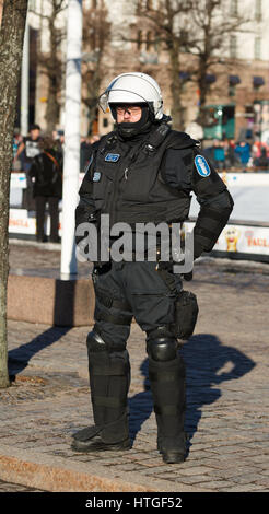 Polizei-Präsenz bei den Demonstrationen der 11. März 2017 am Bahnhofplatz in Helsinki Stockfoto