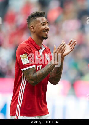 München, Deutschland. 11. März 2017.  Jerome BOATENG (FCB 17) feiert mit den Fans in der 1. Deutschen Fußball-Bundesliga Spiel FC BAYERN München - EINTRACHT FRANKFURT 3: 0 in München, 11. März 2017 Credit: Peter Schatz/Alamy Live News Stockfoto