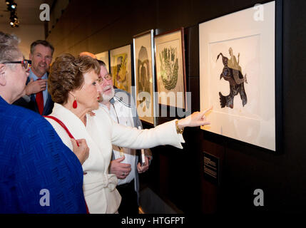 Leiden in den Niederlanden. 10. März 2017. Prinzessin Margriet und Pieter van Vollenhoven Ehemann besuchen die Eröffnung der Ausstellung kanadische Inuit-Kunst im Museum Volkenkunde in Leiden, Niederlande, 10. März 2017. Die Ausstellung umfasst Stücke aus He Privatsammlung der Prinzessin und Sammler Hans van Berkel. Prinzessin Margriet wurde 1943 in Kanada geboren. -KEIN Draht-SERVICE--Kein Draht-SERVICE - Foto: Patrick van Katwijk/Dutch Photo Press/Dpa/Alamy Live News Stockfoto