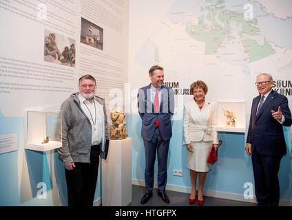 Leiden in den Niederlanden. 10. März 2017. Prinzessin Margriet und Pieter van Vollenhoven Ehemann besuchen die Eröffnung der Ausstellung kanadische Inuit-Kunst im Museum Volkenkunde in Leiden, Niederlande, 10. März 2017. Die Ausstellung umfasst Stücke aus He Privatsammlung der Prinzessin und Sammler Hans van Berkel. Prinzessin Margriet wurde 1943 in Kanada geboren. -KEIN Draht-SERVICE--Kein Draht-SERVICE - Foto: Patrick van Katwijk/Dutch Photo Press/Dpa/Alamy Live News Stockfoto