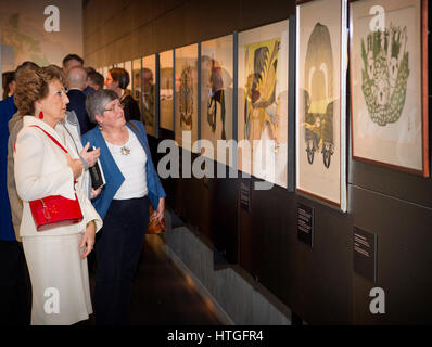 Leiden in den Niederlanden. 10. März 2017. Prinzessin Margriet und Pieter van Vollenhoven Ehemann besuchen die Eröffnung der Ausstellung kanadische Inuit-Kunst im Museum Volkenkunde in Leiden, Niederlande, 10. März 2017. Die Ausstellung umfasst Stücke aus He Privatsammlung der Prinzessin und Sammler Hans van Berkel. Prinzessin Margriet wurde 1943 in Kanada geboren. -KEIN Draht-SERVICE--Kein Draht-SERVICE - Foto: Patrick van Katwijk/Dutch Photo Press/Dpa/Alamy Live News Stockfoto