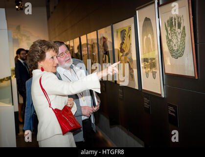 Leiden in den Niederlanden. 10. März 2017. Prinzessin Margriet und Pieter van Vollenhoven Ehemann besuchen die Eröffnung der Ausstellung kanadische Inuit-Kunst im Museum Volkenkunde in Leiden, Niederlande, 10. März 2017. Die Ausstellung umfasst Stücke aus He Privatsammlung der Prinzessin und Sammler Hans van Berkel. Prinzessin Margriet wurde 1943 in Kanada geboren. -KEIN Draht-SERVICE--Kein Draht-SERVICE - Foto: Patrick van Katwijk/Dutch Photo Press/Dpa/Alamy Live News Stockfoto