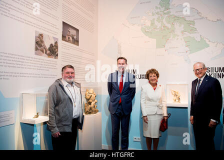 Leiden in den Niederlanden. 10. März 2017. Prinzessin Margriet und Pieter van Vollenhoven Ehemann besuchen die Eröffnung der Ausstellung kanadische Inuit-Kunst im Museum Volkenkunde in Leiden, Niederlande, 10. März 2017. Die Ausstellung umfasst Stücke aus He Privatsammlung der Prinzessin und Sammler Hans van Berkel. Prinzessin Margriet wurde 1943 in Kanada geboren. -KEIN Draht-SERVICE--Kein Draht-SERVICE - Foto: Patrick van Katwijk/Dutch Photo Press/Dpa/Alamy Live News Stockfoto