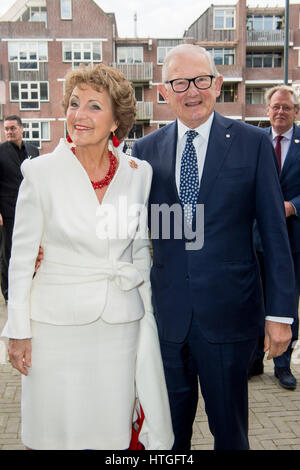 Leiden in den Niederlanden. 10. März 2017. Prinzessin Margriet und Pieter van Vollenhoven Ehemann besuchen die Eröffnung der Ausstellung kanadische Inuit-Kunst im Museum Volkenkunde in Leiden, Niederlande, 10. März 2017. Die Ausstellung umfasst Stücke aus He Privatsammlung der Prinzessin und Sammler Hans van Berkel. Prinzessin Margriet wurde 1943 in Kanada geboren. -KEIN Draht-SERVICE--Kein Draht-SERVICE - Foto: Patrick van Katwijk/Dutch Photo Press/Dpa/Alamy Live News Stockfoto