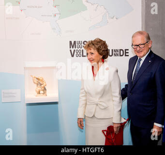 Leiden in den Niederlanden. 10. März 2017. Prinzessin Margriet und Pieter van Vollenhoven Ehemann besuchen die Eröffnung der Ausstellung kanadische Inuit-Kunst im Museum Volkenkunde in Leiden, Niederlande, 10. März 2017. Die Ausstellung umfasst Stücke aus He Privatsammlung der Prinzessin und Sammler Hans van Berkel. Prinzessin Margriet wurde 1943 in Kanada geboren. -KEIN Draht-SERVICE--Kein Draht-SERVICE - Foto: Patrick van Katwijk/Dutch Photo Press/Dpa/Alamy Live News Stockfoto