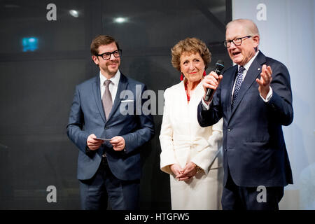 Leiden in den Niederlanden. 10. März 2017. Prinzessin Margriet und Pieter van Vollenhoven Ehemann besuchen die Eröffnung der Ausstellung kanadische Inuit-Kunst im Museum Volkenkunde in Leiden, Niederlande, 10. März 2017. Die Ausstellung umfasst Stücke aus He Privatsammlung der Prinzessin und Sammler Hans van Berkel. Prinzessin Margriet wurde 1943 in Kanada geboren. -KEIN Draht-SERVICE--Kein Draht-SERVICE - Foto: Patrick van Katwijk/Dutch Photo Press/Dpa/Alamy Live News Stockfoto