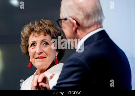 Leiden in den Niederlanden. 10. März 2017. Prinzessin Margriet und Pieter van Vollenhoven Ehemann besuchen die Eröffnung der Ausstellung kanadische Inuit-Kunst im Museum Volkenkunde in Leiden, Niederlande, 10. März 2017. Die Ausstellung umfasst Stücke aus He Privatsammlung der Prinzessin und Sammler Hans van Berkel. Prinzessin Margriet wurde 1943 in Kanada geboren. -KEIN Draht-SERVICE--Kein Draht-SERVICE - Foto: Patrick van Katwijk/Dutch Photo Press/Dpa/Alamy Live News Stockfoto