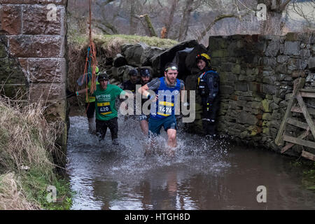 Traquair House, Innerleithen, UK. 11. März 2017. Mächtige Deerstalker 2017 Tretmühle Abenteuersport, mächtige Deerstalker, 5k und 10 k Hindernis Nachtrennen erfolgt über Hügel und durch Flüsse und Wälder rund um Innerleithen. Original Hindernislauf Schottlands und das härteste Offroad-Nachtrennen, das vorhanden ist. 3000 Ratte Racers nehmen auf Flüssen, Mud-Pits, mixt, dichten Wäldern und einem Berg oder 2 in diesem wunderschönen schottischen Beasting. Danach Protze für ein bisschen Crowdsurfing an der legendären Afterparty des mächtigen Beerstalker. Bildnachweis: Rob Gray/Alamy Live-Nachrichten Stockfoto