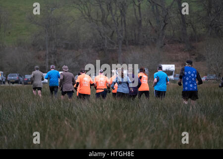 Traquair House, Innerleithen, UK. 11. März 2017. Mächtige Deerstalker 2017 Tretmühle Abenteuersport, mächtige Deerstalker, 5k und 10 k Hindernis Nachtrennen erfolgt über Hügel und durch Flüsse und Wälder rund um Innerleithen. Original Hindernislauf Schottlands und das härteste Offroad-Nachtrennen, das vorhanden ist. 3000 Ratte Racers nehmen auf Flüssen, Mud-Pits, mixt, dichten Wäldern und einem Berg oder 2 in diesem wunderschönen schottischen Beasting. Danach Protze für ein bisschen Crowdsurfing an der legendären Afterparty des mächtigen Beerstalker. Bildnachweis: Rob Gray/Alamy Live-Nachrichten Stockfoto