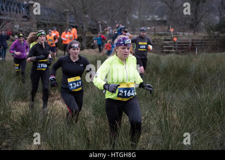 Traquair House, Innerleithen, UK. 11. März 2017. Mächtige Deerstalker 2017 Tretmühle Abenteuersport, mächtige Deerstalker, 5k und 10 k Hindernis Nachtrennen erfolgt über Hügel und durch Flüsse und Wälder rund um Innerleithen. Original Hindernislauf Schottlands und das härteste Offroad-Nachtrennen, das vorhanden ist. 3000 Ratte Racers nehmen auf Flüssen, Mud-Pits, mixt, dichten Wäldern und einem Berg oder 2 in diesem wunderschönen schottischen Beasting. Danach Protze für ein bisschen Crowdsurfing an der legendären Afterparty des mächtigen Beerstalker. Bildnachweis: Rob Gray/Alamy Live-Nachrichten Stockfoto