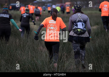 Traquair House, Innerleithen, UK. 11. März 2017. Mächtige Deerstalker 2017 Tretmühle Abenteuersport, mächtige Deerstalker, 5k und 10 k Hindernis Nachtrennen erfolgt über Hügel und durch Flüsse und Wälder rund um Innerleithen. Original Hindernislauf Schottlands und das härteste Offroad-Nachtrennen, das vorhanden ist. 3000 Ratte Racers nehmen auf Flüssen, Mud-Pits, mixt, dichten Wäldern und einem Berg oder 2 in diesem wunderschönen schottischen Beasting. Danach Protze für ein bisschen Crowdsurfing an der legendären Afterparty des mächtigen Beerstalker. Bildnachweis: Rob Gray/Alamy Live-Nachrichten Stockfoto