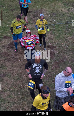 Traquair House, Innerleithen, UK. 11. März 2017. Mächtige Deerstalker 2017 Tretmühle Abenteuersport, mächtige Deerstalker, 5k und 10 k Hindernis Nachtrennen erfolgt über Hügel und durch Flüsse und Wälder rund um Innerleithen. Original Hindernislauf Schottlands und das härteste Offroad-Nachtrennen, das vorhanden ist. 3000 Ratte Racers nehmen auf Flüssen, Mud-Pits, mixt, dichten Wäldern und einem Berg oder 2 in diesem wunderschönen schottischen Beasting. Danach Protze für ein bisschen Crowdsurfing an der legendären Afterparty des mächtigen Beerstalker. Bildnachweis: Rob Gray/Alamy Live-Nachrichten Stockfoto