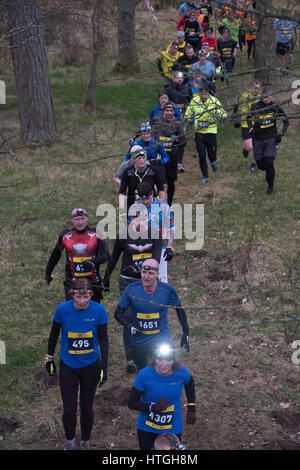 Traquair House, Innerleithen, UK. 11. März 2017. Mächtige Deerstalker 2017 Tretmühle Abenteuersport, mächtige Deerstalker, 5k und 10 k Hindernis Nachtrennen erfolgt über Hügel und durch Flüsse und Wälder rund um Innerleithen. Original Hindernislauf Schottlands und das härteste Offroad-Nachtrennen, das vorhanden ist. 3000 Ratte Racers nehmen auf Flüssen, Mud-Pits, mixt, dichten Wäldern und einem Berg oder 2 in diesem wunderschönen schottischen Beasting. Danach Protze für ein bisschen Crowdsurfing an der legendären Afterparty des mächtigen Beerstalker. Bildnachweis: Rob Gray/Alamy Live-Nachrichten Stockfoto