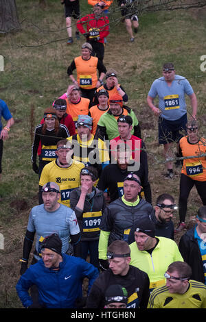 Traquair House, Innerleithen, UK. 11. März 2017. Mächtige Deerstalker 2017 Tretmühle Abenteuersport, mächtige Deerstalker, 5k und 10 k Hindernis Nachtrennen erfolgt über Hügel und durch Flüsse und Wälder rund um Innerleithen. Original Hindernislauf Schottlands und das härteste Offroad-Nachtrennen, das vorhanden ist. 3000 Ratte Racers nehmen auf Flüssen, Mud-Pits, mixt, dichten Wäldern und einem Berg oder 2 in diesem wunderschönen schottischen Beasting. Danach Protze für ein bisschen Crowdsurfing an der legendären Afterparty des mächtigen Beerstalker. Bildnachweis: Rob Gray/Alamy Live-Nachrichten Stockfoto