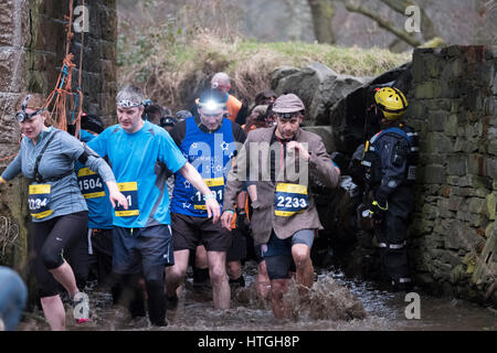 Traquair House, Innerleithen, UK. 11. März 2017. Mächtige Deerstalker 2017 Tretmühle Abenteuersport, mächtige Deerstalker, 5k und 10 k Hindernis Nachtrennen erfolgt über Hügel und durch Flüsse und Wälder rund um Innerleithen. Original Hindernislauf Schottlands und das härteste Offroad-Nachtrennen, das vorhanden ist. 3000 Ratte Racers nehmen auf Flüssen, Mud-Pits, mixt, dichten Wäldern und einem Berg oder 2 in diesem wunderschönen schottischen Beasting. Danach Protze für ein bisschen Crowdsurfing an der legendären Afterparty des mächtigen Beerstalker. Bildnachweis: Rob Gray/Alamy Live-Nachrichten Stockfoto