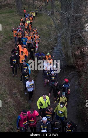 Traquair House, Innerleithen, UK. 11. März 2017. Mächtige Deerstalker 2017 Tretmühle Abenteuersport, mächtige Deerstalker, 5k und 10 k Hindernis Nachtrennen erfolgt über Hügel und durch Flüsse und Wälder rund um Innerleithen. Original Hindernislauf Schottlands und das härteste Offroad-Nachtrennen, das vorhanden ist. 3000 Ratte Racers nehmen auf Flüssen, Mud-Pits, mixt, dichten Wäldern und einem Berg oder 2 in diesem wunderschönen schottischen Beasting. Danach Protze für ein bisschen Crowdsurfing an der legendären Afterparty des mächtigen Beerstalker. Bildnachweis: Rob Gray/Alamy Live-Nachrichten Stockfoto