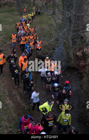 Traquair House, Innerleithen, UK. 11. März 2017. Mächtige Deerstalker 2017 Tretmühle Abenteuersport, mächtige Deerstalker, 5k und 10 k Hindernis Nachtrennen erfolgt über Hügel und durch Flüsse und Wälder rund um Innerleithen. Original Hindernislauf Schottlands und das härteste Offroad-Nachtrennen, das vorhanden ist. 3000 Ratte Racers nehmen auf Flüssen, Mud-Pits, mixt, dichten Wäldern und einem Berg oder 2 in diesem wunderschönen schottischen Beasting. Danach Protze für ein bisschen Crowdsurfing an der legendären Afterparty des mächtigen Beerstalker. Bildnachweis: Rob Gray/Alamy Live-Nachrichten Stockfoto