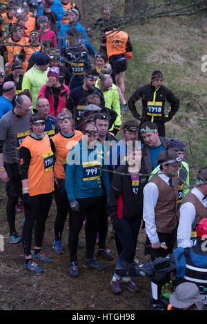 Traquair House, Innerleithen, UK. 11. März 2017. Mächtige Deerstalker 2017 Tretmühle Abenteuersport, mächtige Deerstalker, 5k und 10 k Hindernis Nachtrennen erfolgt über Hügel und durch Flüsse und Wälder rund um Innerleithen. Original Hindernislauf Schottlands und das härteste Offroad-Nachtrennen, das vorhanden ist. 3000 Ratte Racers nehmen auf Flüssen, Mud-Pits, mixt, dichten Wäldern und einem Berg oder 2 in diesem wunderschönen schottischen Beasting. Danach Protze für ein bisschen Crowdsurfing an der legendären Afterparty des mächtigen Beerstalker. Bildnachweis: Rob Gray/Alamy Live-Nachrichten Stockfoto